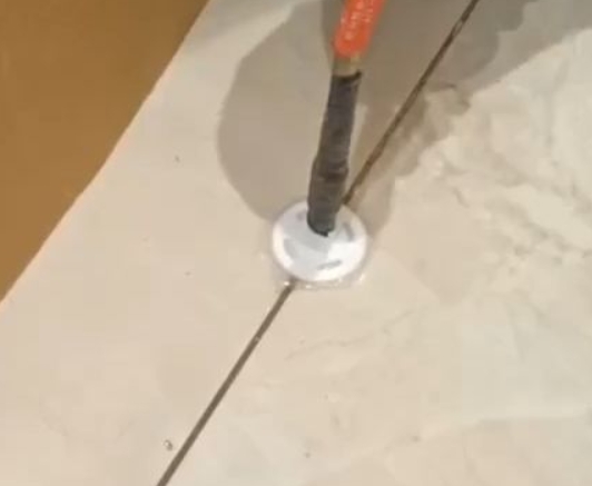 万荣瓷砖空鼓维修公司专业解答瓷砖在铺贴过程中，如果没有涂抹均匀到位的粘结材料（如水泥砂浆或瓷砖胶），可能会导致以下问题