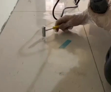 万荣瓷砖开裂维修公司专业分享瓷砖在铺贴前如果没有沥干水分，将会导致以下问题