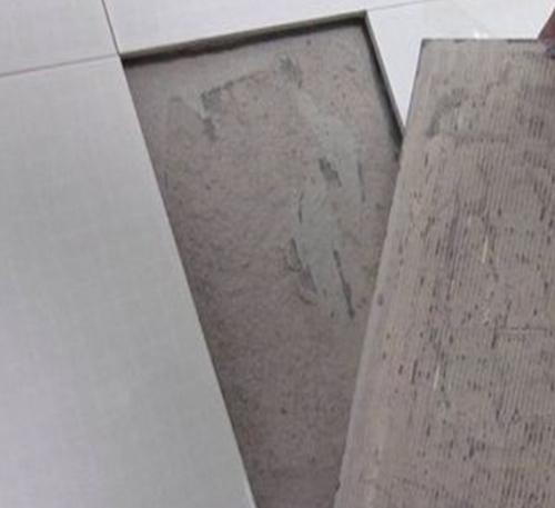 万荣瓷砖空鼓维修公司分享瓷砖铺贴时如果打浆（即涂抹在瓷砖背面和基层上的砂浆或瓷砖胶）过少，会带来以下问题